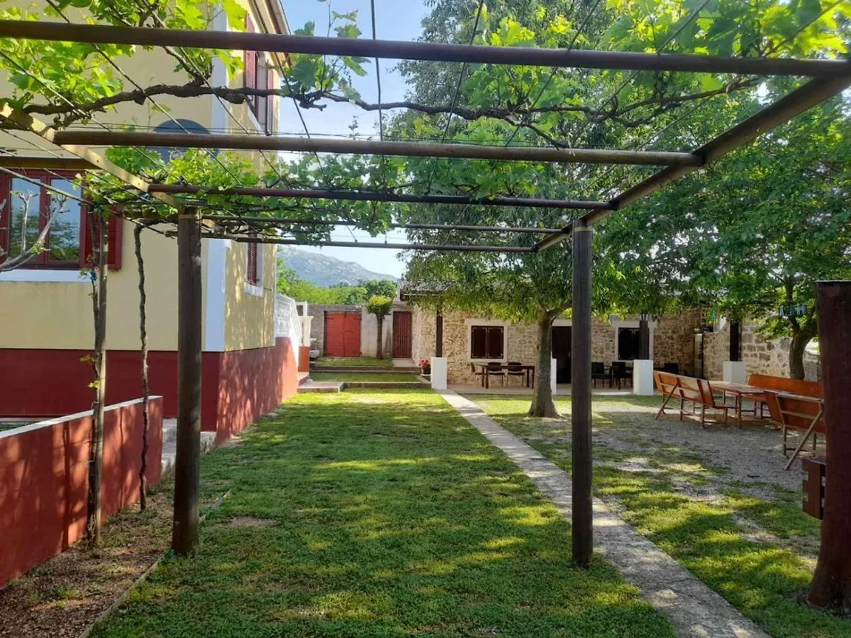 Camping Dolovi Obrovac Croacia